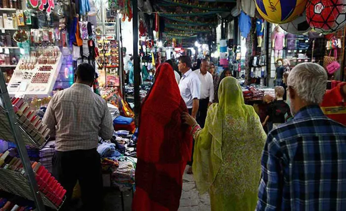 مردم بندر عباس در حال خرید در بازار اوزی هاو لاری ها 48574877447