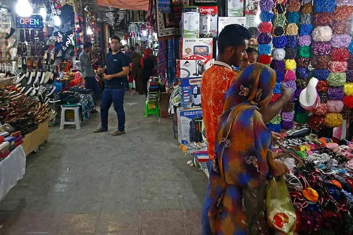 مردم بومی در حال خرید از بازار سنتی بندر عباس 45541546878
