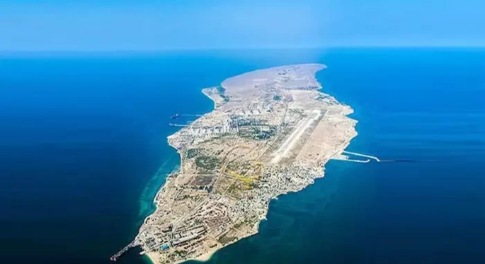 جزیره ی لاوان محصور شده دز میان آب های نیلگون دریای خلیج فارس 544158