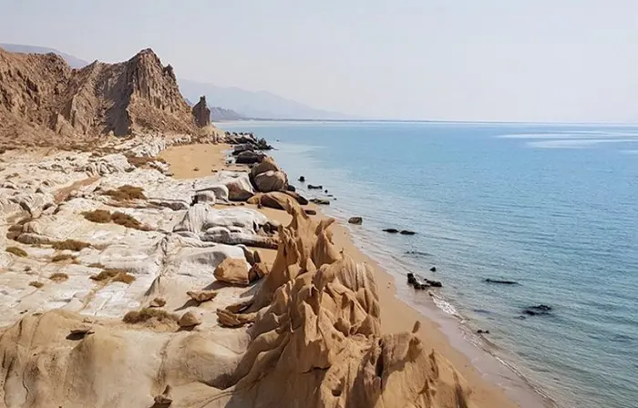 صخره های سنگی و آب نیلگون بندر مقام 8745421