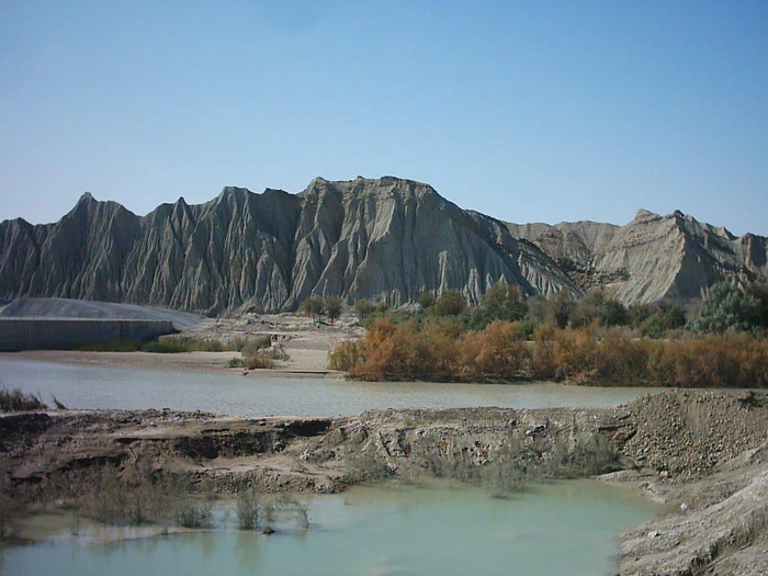 رودخانه جگین وصخره های سنگی در اطرافش 8458458478574