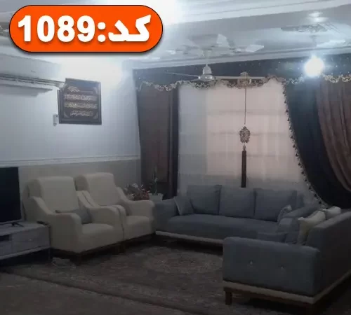 مبلمان کرمی و طوسی و فرشکرمی با پرده های سفید قهوه ای سالن نشیمن ویلا در بندر عباس
