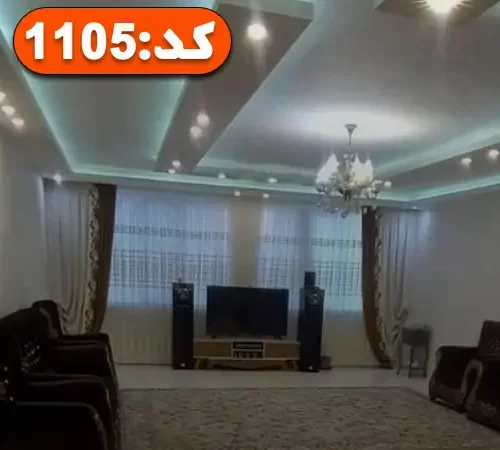 فرش و مبل مشکی رنگ و پرده های سفید سالن نشیمن ویلا در بندر جاسک