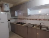 کابینتهای سفید و یخچال آشپزخانه آپارتمان در بندر جاسک