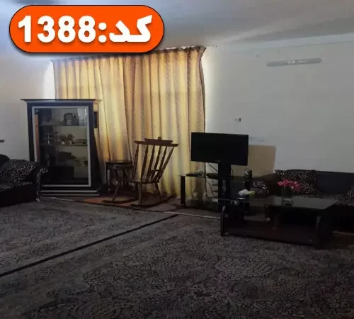 مبلمان قهوه ای رنگ و تلویزیون و بوفه سالن نشیمن آپارتمان در بندر عباس