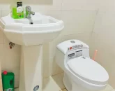 توالت فرنگی و روشویی سرویس بهداشتی آپارتمان در بندر عباس