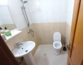 دوش حمام و توالت فرنگی و روشویی سرویس بهداشتی آپارتمان در بندر لنگه