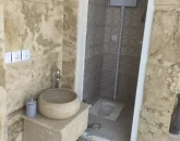 توالت ایرانی همراه با سیفون و روشویی سرویس بهداشتی آپارتمان در بندرعباس