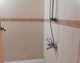 دوش حمام و کاشی های کرمی رنگ سرویس بهداشتی آپارتمان در بندرعباس