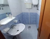 توالت ایرانی همراه با سیفون و روشویی سرویس بهداشتی آپارتمان در بندرلنگه