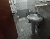 توالت ایرانی همراه با سیفون و روشویی سرویس بهداشنی آپارتمان در بندرجاسک