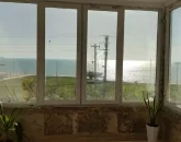 ویو رو به دریا و محوطه سرسبز پنجره آپارتمان در بندرعباس