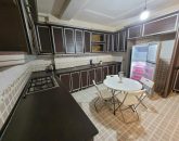 آشپزخانه با کابینت های قهوه ای ام دی اف چوبی و میز گرد غذاخوری ویلا در بندرلنگه 95655