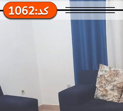 سالن نشیمن با پرده های آبی و سفید آپارتمان در هرمزگان