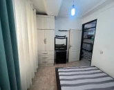 اتاق خواب و کمد دیواری چوبی با میز و اینه آپارتمان در بندرلنگه 145648684