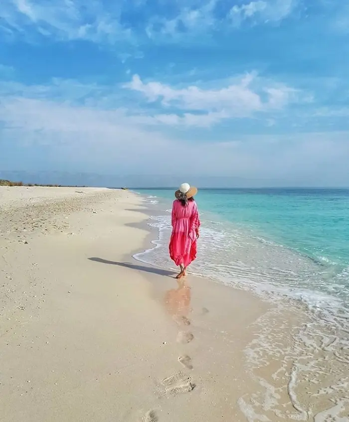 خانم در حال قدم زدن در سواحل جزیره شیدور 15649871