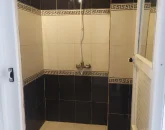 حمام و اطراف کاشی کاری شده آن آپارتمان در بندرعباس 15464653