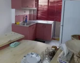آشپزخانه با کابینت های صورتی و یخچال و اپن چوبی آپارتمان در بندرعباس 41564