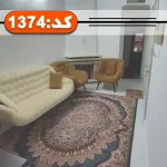 اتاق پذیرایی فرش شده و مبلمان خردلی و سفید به همراه شومینه آیفون معمولی آپارتمان در بندرعباس 41856497