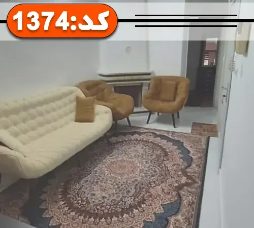 اتاق پذیرایی فرش شده و مبلمان خردلی و سفید به همراه شومینه آیفون معمولی آپارتمان در بندرعباس 41856497