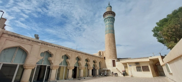 نمایی کلی از درهای مسجد و مناره آن در بندرلنگه 41348637487