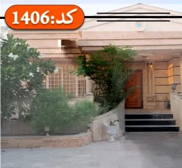 نمای بیرونی ساختمان سنگی ر کنار محوطه سازی سرسبز ویلا در بندرعباس 56458758976859