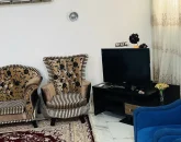 اتاق پذیرایی فرش شده به همراه مبلمان و تلوزیون خانه ویلایی در بندر جاسک 6868756856