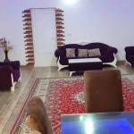 اتاق پذیرایی فرش شده به همراه مبلمان ویلا در بندر جاسک 485783647