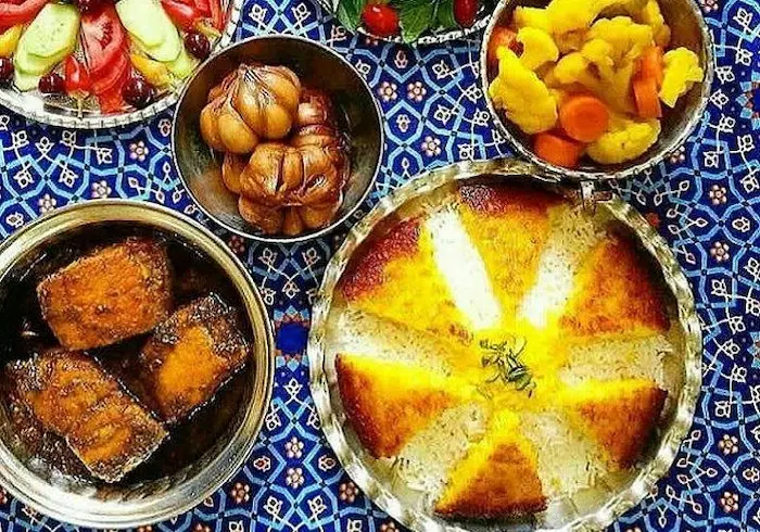 سرو غذای محلی به همراه ترشیجات در یکی از بهترین رستوران های بندرلنگه 94594769486