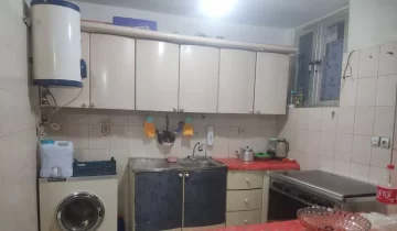 کابینت ها کرمی رنگ و گاز و لباسشویی در آشپزخانه آپارتمان در بندر جاسک