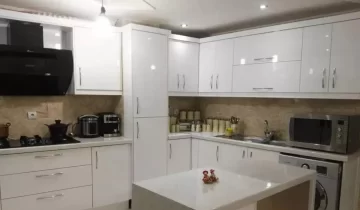 یخچال و کابینت سفید آشپزخانه آپارتمان در بندر لنگه