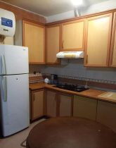 آشپزخانه به همراه یخچال و گاز روی صفحه ای و هود روکار آپارتمان در هرمزگان 959649