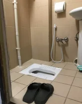 توالت ایرانی و روشویی سرویس بهداشتی آپارتمان در بندرجاسک