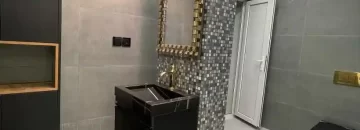 آیینه و روشویی مشکی رنگ سرویس بهداشتی ویلا در بندر لنگه