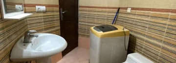 توالت فرنگی و لباسشویی و آبگرمکن دیواری و روشویی سرویس بهداشتی ویلا در بندرجاسک