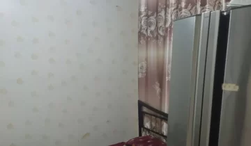 تخت با روتختی رنگی و کمد اتاق خواب آپارتمان در بندر جاسک