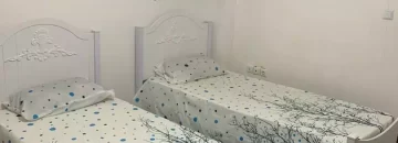 2 تخت خواب با روتختی سفید اتاق خواب آپارتمان در بندرجاسک 51351