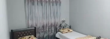 دو تخت خواب با پرده ی رنگی اتاق خواب ویلا در بندرجاسک 4414