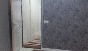 سرامیک سفید و کاغذ دیواری اتاق خواب ویلا در بندر جاسک