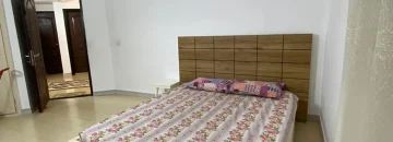 پارکت و تخت خواب با روتختی رنگی اتاق خواب ویلا در بندرجاسک