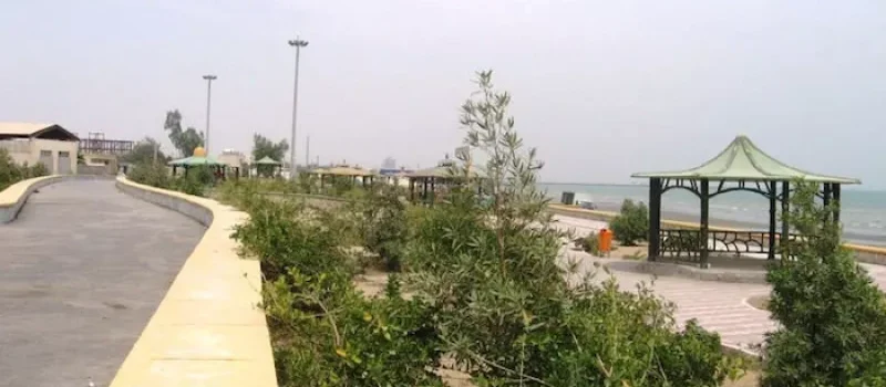 نمایی از پیاده رو و آلاچیق های پارک سورو در کنار ساحل بندرعباس 4154358743