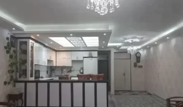 کابیت سفید رنگ و یخچال و میز غذا خوری آشپزخانه ویلا در بندرجاسک