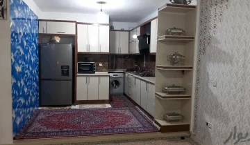 کابینت سفید قهوه ای و یخچال و لباسشویی در آشپزخانه ویلا در بندر عباس