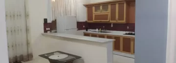 سرامیک سفید و کابینت های چوبی قهوه ای و اوپن آشپزخانه ویلا در بندرجاسک 5121