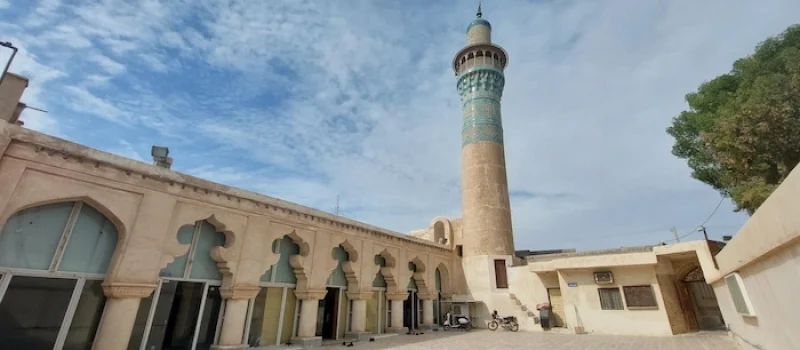 نمایی کلی از درهای مسجد و مناره آن در بندرلنگه 41348637487